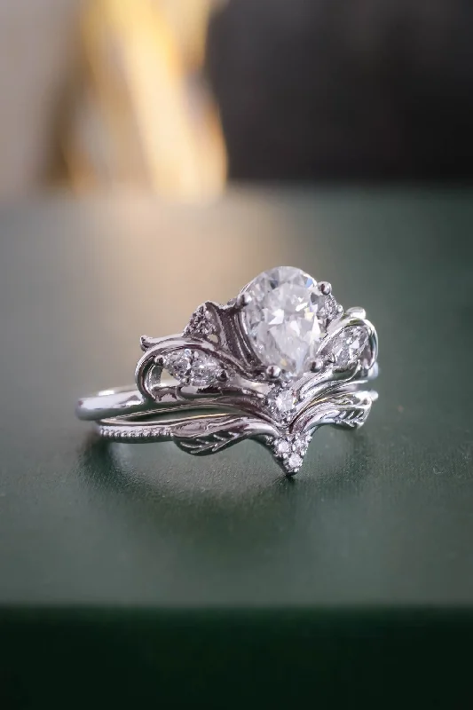 Unique bridal ring set with pear cut lab grown diamond / Swanlake